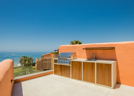 LUJOSO ÁTICO DÚPLEX CON VISTAS AL MAR EN PRIMERA LÍNEA DE PLAYA