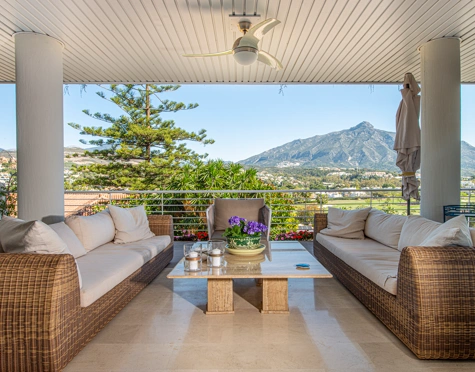 LUXURIOUS 2-BEDROOM APARTMENT WITH PANORAMIC VIEWS