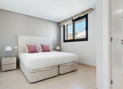 VILLA CONTEMPORÁNEA EN LOMAS DE LA QUINTA CON VISTAS PANORÁMICAS