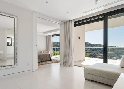 VILLA CONTEMPORÁNEA EN LOMAS DE LA QUINTA CON VISTAS PANORÁMICAS