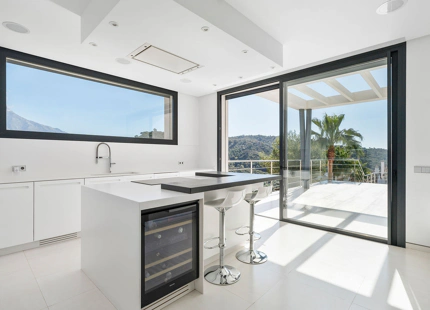 VILLA CONTEMPORÁNEA EN LOMAS DE LA QUINTA CON VISTAS PANORÁMICAS