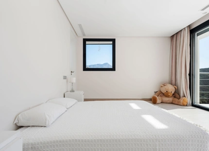 VILLA CONTEMPORÁNEA EN LOMAS DE LA QUINTA CON VISTAS PANORÁMICAS