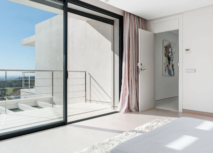 VILLA CONTEMPORÁNEA EN LOMAS DE LA QUINTA CON VISTAS PANORÁMICAS