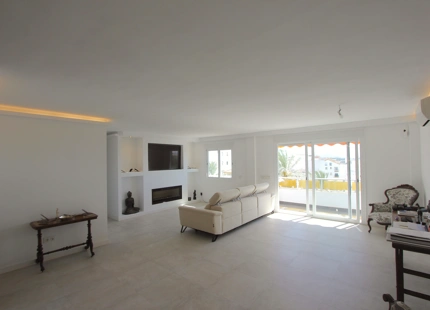 LUXURIOUS PENTHOUSE IN PRIME LOCATION