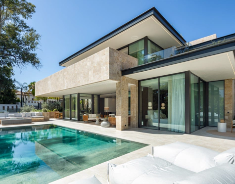 Villa for sale in La Cerquilla, Nueva Andalucia