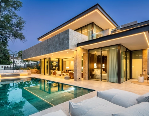 Villa for sale in La Cerquilla, Nueva Andalucia