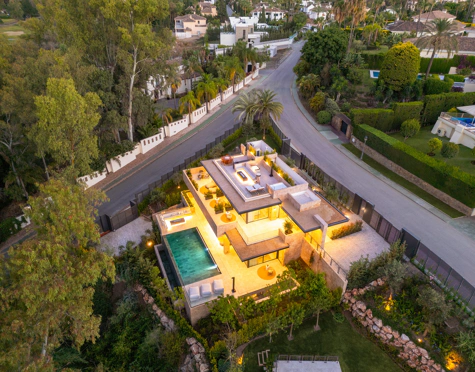 Villa for sale in La Cerquilla, Nueva Andalucia