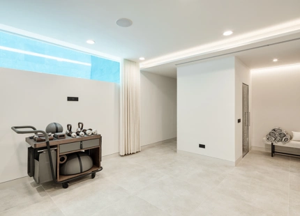 ELEGANT CONTEMPORARY VILLA IN LA CERQUILLA, NUEVA ANDALUCÍA