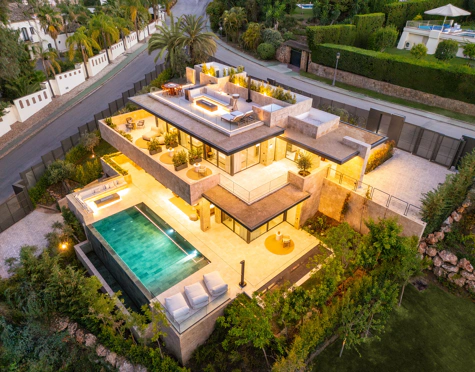 Villa for sale in La Cerquilla, Nueva Andalucia