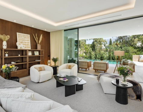 Villa for sale in La Cerquilla, Nueva Andalucia