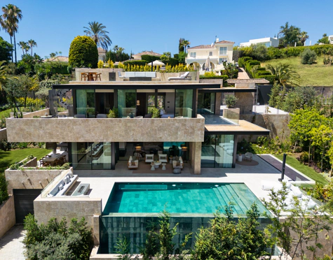 Villa for sale in La Cerquilla, Nueva Andalucia