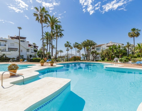 Ático en venta en Alcazaba Beach, Estepona East