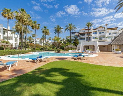 Ático en venta en Alcazaba Beach, Estepona East