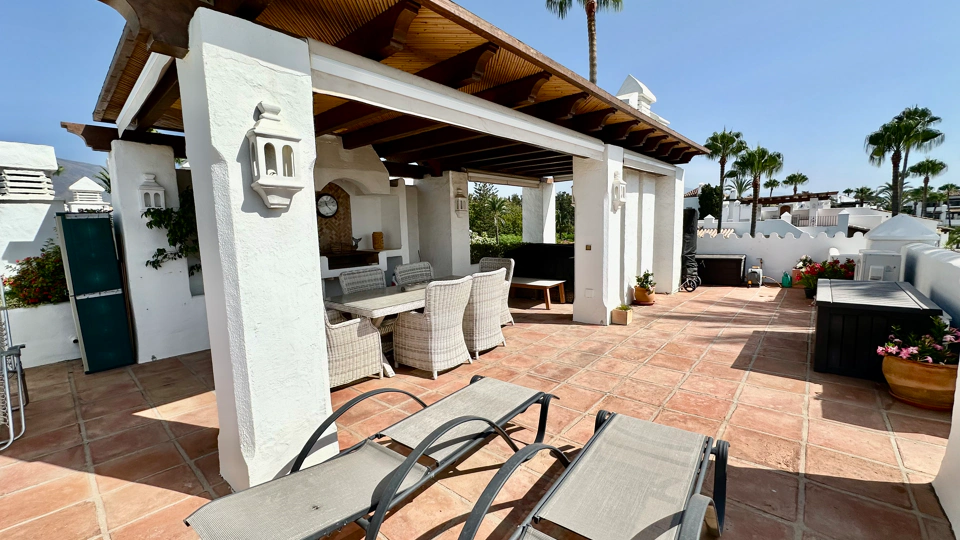 Penthouse for sale in Alcazaba Beach, Estepona East