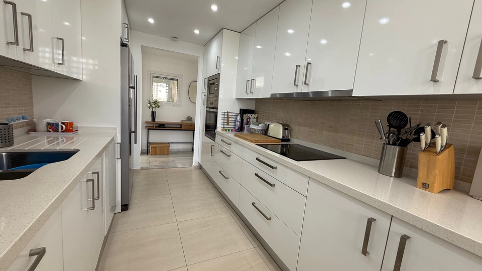 Penthouse for sale in Alcazaba Beach, Estepona East