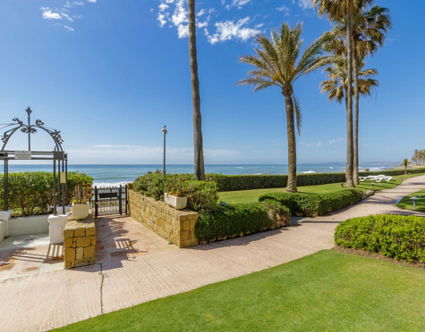 LUXURIOUS PENTHOUSE IN PREMIER BEACHFRONT URBANISATION