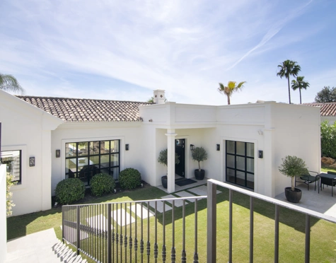 Villa en venta en Los Naranjos, Nueva Andalucia
