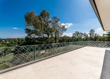 VILLA ELEGANTE EN NUEVA ANDALUCÍA CON UNA ESPECTACULAR PISCINA Y JARDINES