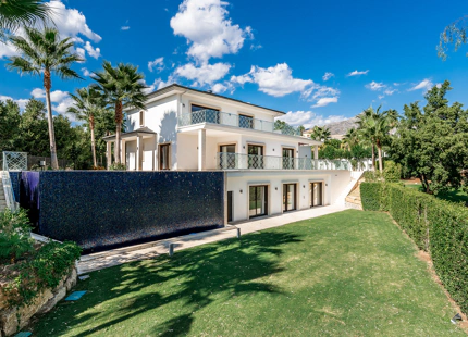 VILLA ELEGANTE EN NUEVA ANDALUCÍA CON UNA ESPECTACULAR PISCINA Y JARDINES