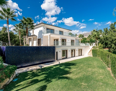 VILLA ELEGANTE EN NUEVA ANDALUCÍA CON UNA ESPECTACULAR PISCINA Y JARDINES