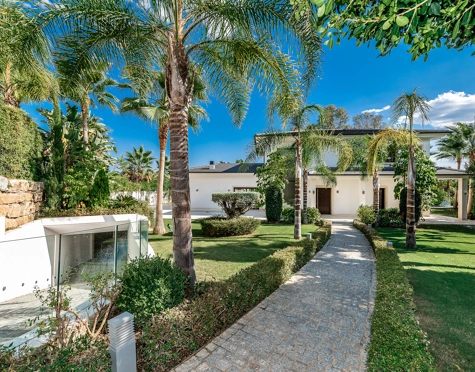 Villa en venta en Nueva Andalucia, Marbella