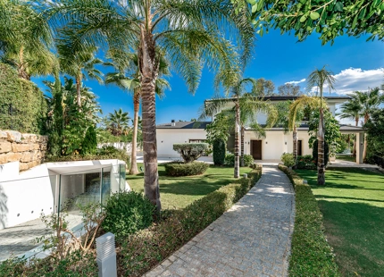 VILLA ELEGANTE EN NUEVA ANDALUCÍA CON UNA ESPECTACULAR PISCINA Y JARDINES