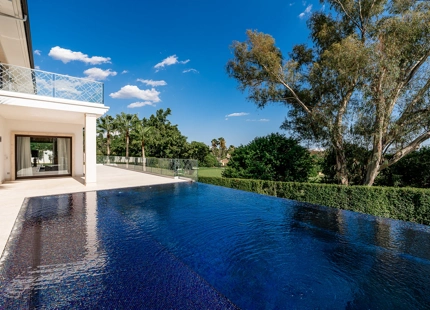 VILLA ELEGANTE EN NUEVA ANDALUCÍA CON UNA ESPECTACULAR PISCINA Y JARDINES