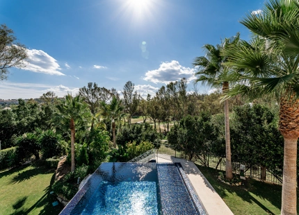 VILLA ELEGANTE EN NUEVA ANDALUCÍA CON UNA ESPECTACULAR PISCINA Y JARDINES