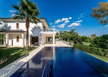 VILLA ELEGANTE EN NUEVA ANDALUCÍA CON UNA ESPECTACULAR PISCINA Y JARDINES