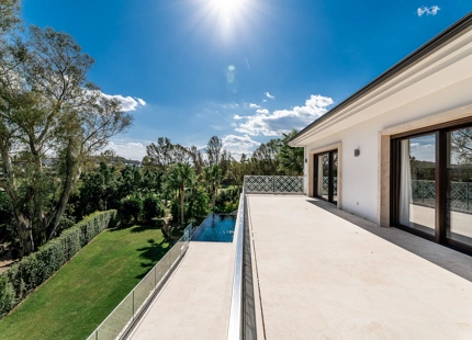VILLA ELEGANTE EN NUEVA ANDALUCÍA CON UNA ESPECTACULAR PISCINA Y JARDINES