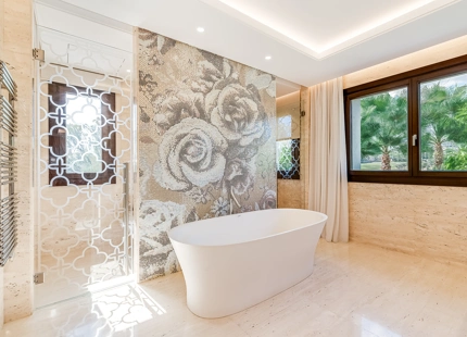 VILLA ELEGANTE EN NUEVA ANDALUCÍA CON UNA ESPECTACULAR PISCINA Y JARDINES