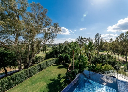 VILLA ELEGANTE EN NUEVA ANDALUCÍA CON UNA ESPECTACULAR PISCINA Y JARDINES