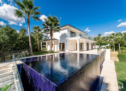 VILLA ELEGANTE EN NUEVA ANDALUCÍA CON UNA ESPECTACULAR PISCINA Y JARDINES