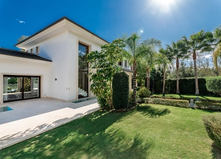 VILLA ELEGANTE EN NUEVA ANDALUCÍA CON UNA ESPECTACULAR PISCINA Y JARDINES