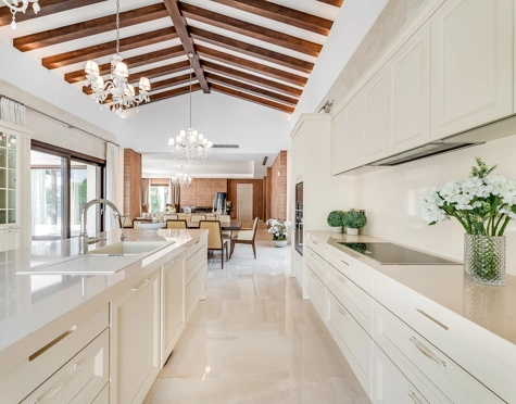 Villa en venta en Nueva Andalucia, Marbella