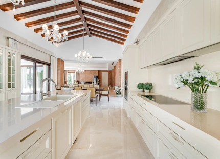 VILLA ELEGANTE EN NUEVA ANDALUCÍA CON UNA ESPECTACULAR PISCINA Y JARDINES