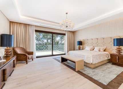 VILLA ELEGANTE EN NUEVA ANDALUCÍA CON UNA ESPECTACULAR PISCINA Y JARDINES