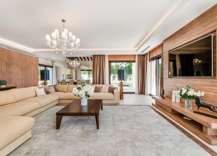 VILLA ELEGANTE EN NUEVA ANDALUCÍA CON UNA ESPECTACULAR PISCINA Y JARDINES