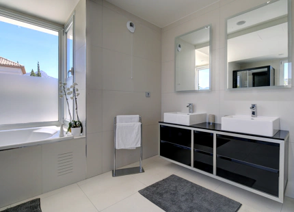 MODERN FRONTLINE GOLF VILLA FOR SALE IN NUEVA ANDALUCÍA, MARBELLA
