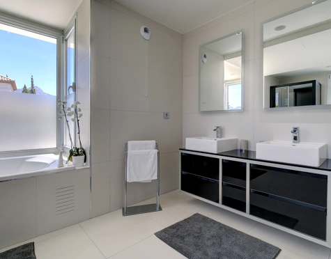 Villa for sale in Los Naranjos Golf, Nueva Andalucia