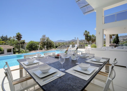 MODERN FRONTLINE GOLF VILLA FOR SALE IN NUEVA ANDALUCÍA, MARBELLA