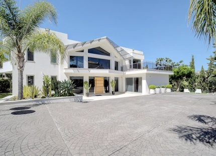 MODERN FRONTLINE GOLF VILLA FOR SALE IN NUEVA ANDALUCÍA, MARBELLA