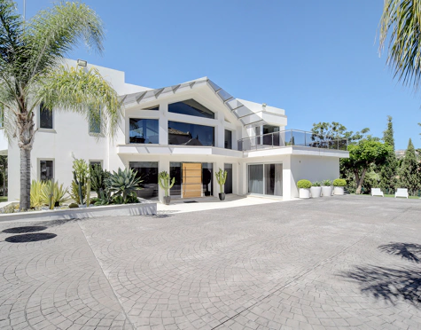 Villa for sale in Los Naranjos Golf, Nueva Andalucia