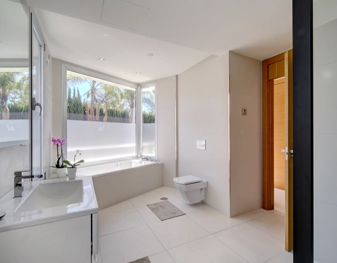 Villa for sale in Los Naranjos Golf, Nueva Andalucia