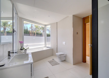 MODERN FRONTLINE GOLF VILLA FOR SALE IN NUEVA ANDALUCÍA, MARBELLA