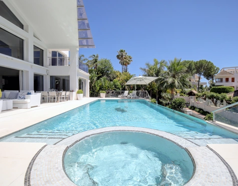 Villa for sale in Los Naranjos Golf, Nueva Andalucia