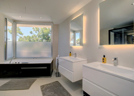 MODERN FRONTLINE GOLF VILLA FOR SALE IN NUEVA ANDALUCÍA, MARBELLA