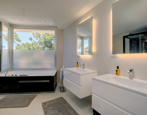 Villa for sale in Los Naranjos Golf, Nueva Andalucia