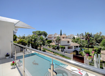 MODERN FRONTLINE GOLF VILLA FOR SALE IN NUEVA ANDALUCÍA, MARBELLA