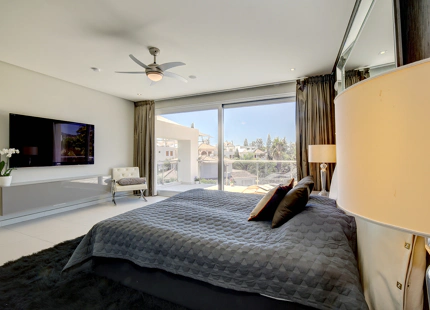 MODERN FRONTLINE GOLF VILLA FOR SALE IN NUEVA ANDALUCÍA, MARBELLA